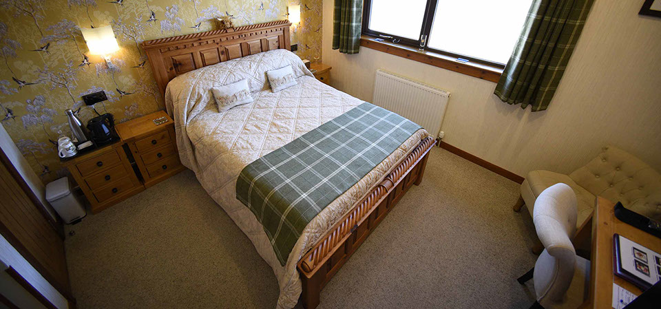 Loch Aluinn contains a spacious modern double room with sea views and en suite bathroom
