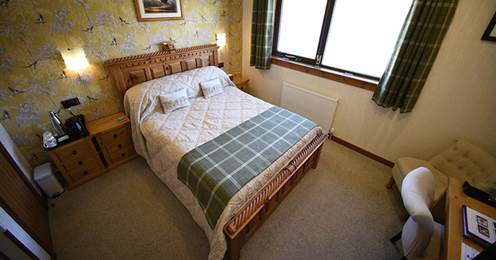 Loch Aluinn contains a spacious modern double room with sea views and en suite bathroom