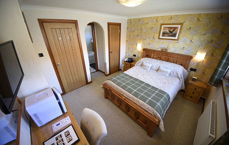 Loch Aluinn is a spacious bed and breakfast accommodation in Sconser with en suite rooms