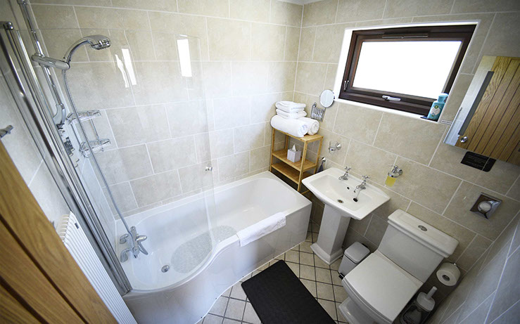En suite bathroom at Loch Aluinn bed and breakfast accommodation