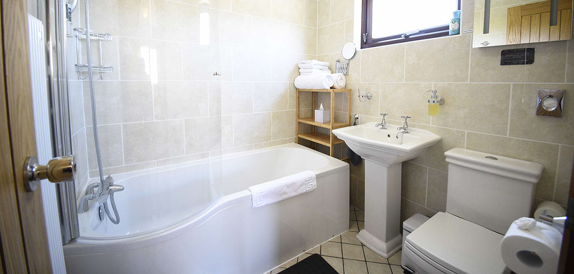 Loch Aluinn contains an ensuite bathroom with bath and shower