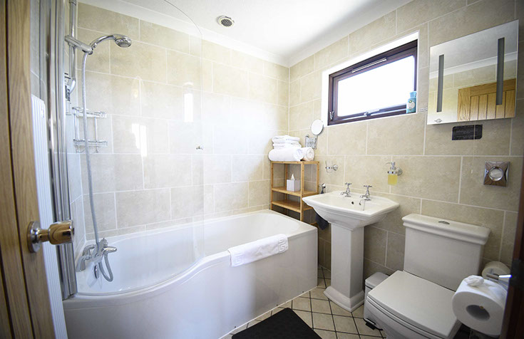 Loch Aluinn contains an ensuite bathroom with bath and shower