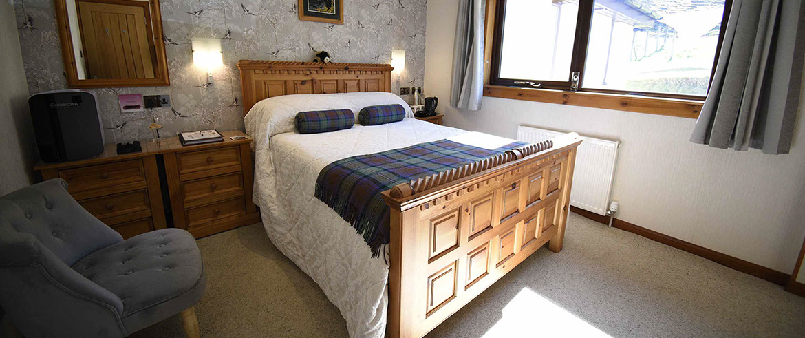 Loch Aluinn contains a spacious modern bedroom with double bed and en suite bathroom