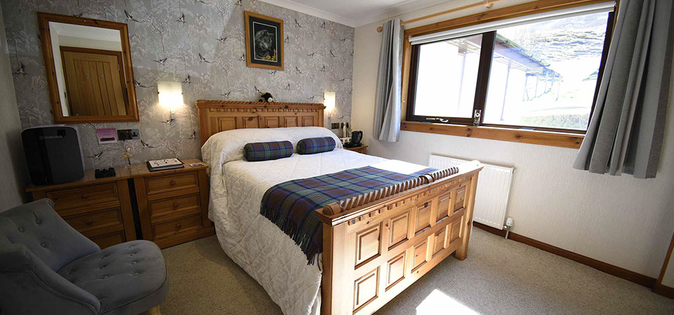 Loch Aluinn contains a spacious modern bedroom with double bed and en suite bathroom