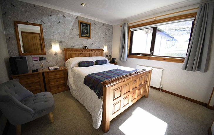 Loch Aluinn contains a spacious modern bedroom with double bed and en suite bathroom